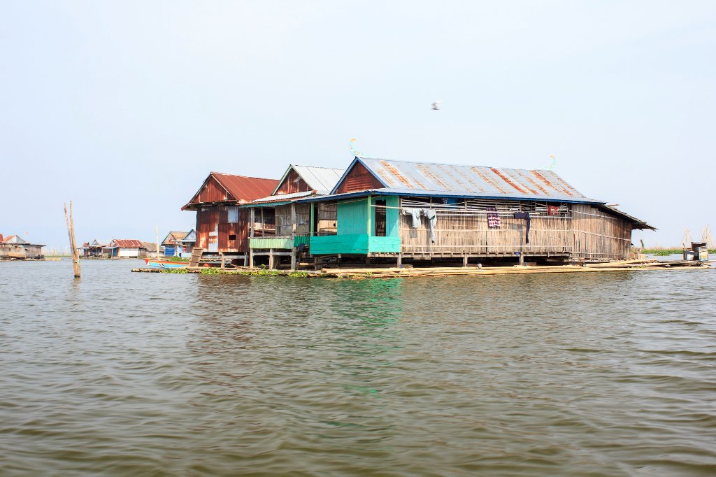 05-Floating house on the lake.jpg - Floating house on the lake